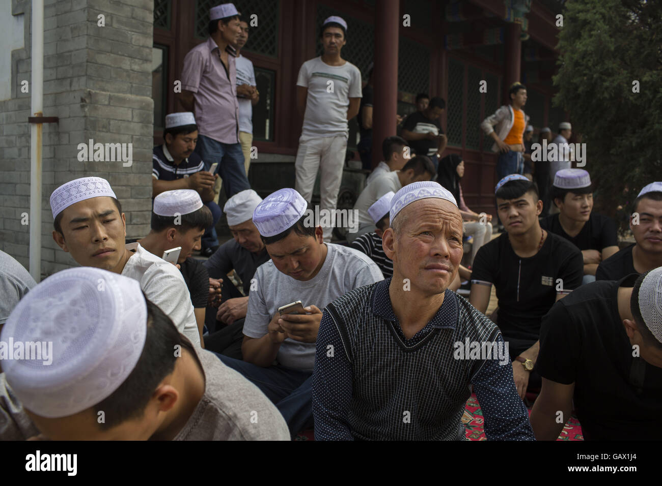 Peking, China. 6. Juli 2016. Muslime warten am Niujie-Moschee, die Eid al-Fitr zu feiern. Muslime auf der ganzen Welt feiern das religiöse Fest Eid al-Fitr, die signalisiert das Ende des heiligen Fastenmonats Ramadan. Niujie Moschee ist die älteste Moschee in Peking und im 996 n. Chr. erbaut wurde. Bildnachweis: Jiwei Han/ZUMA Draht/Alamy Live-Nachrichten Stockfoto