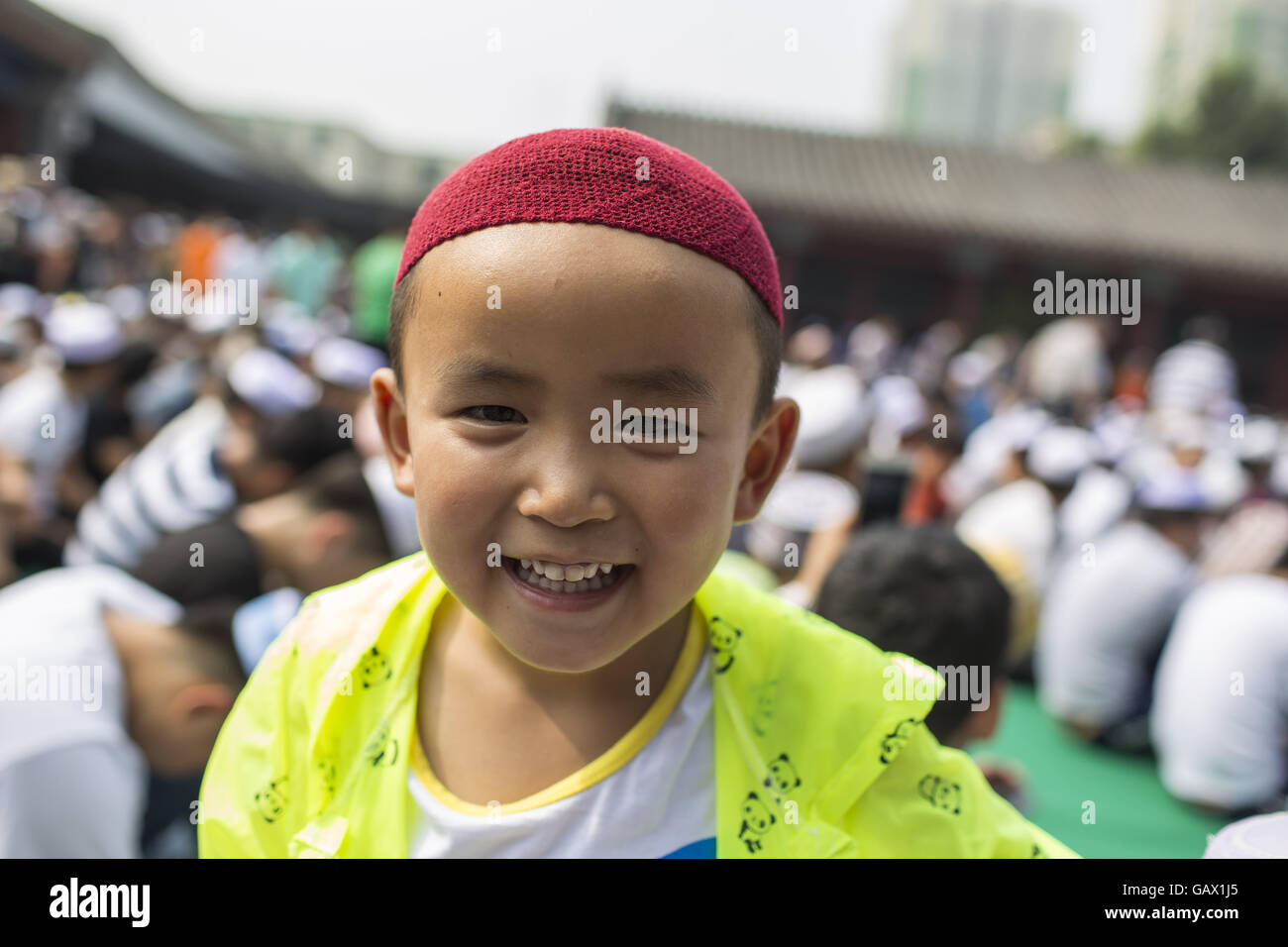 Peking, China. 6. Juli 2016. Kinder spielen am Niujie-Moschee, die Eid al-Fitr zu feiern. Muslime auf der ganzen Welt feiern das religiöse Fest Eid al-Fitr, die signalisiert das Ende des heiligen Fastenmonats Ramadan. Niujie Moschee ist die älteste Moschee in Peking und im 996 n. Chr. erbaut wurde. Bildnachweis: Jiwei Han/ZUMA Draht/Alamy Live-Nachrichten Stockfoto