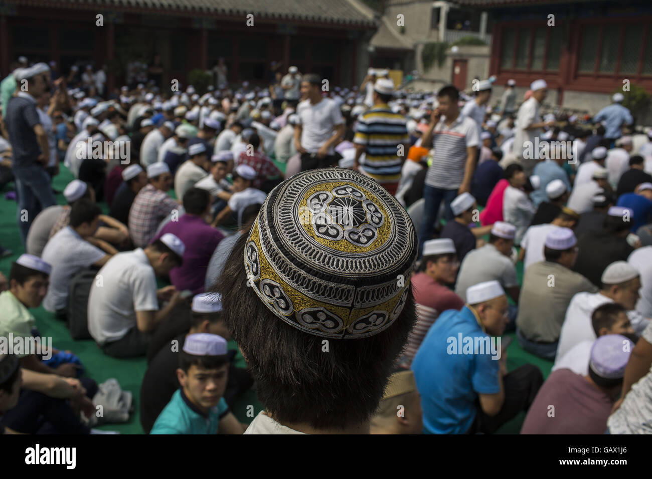 Peking, China. 6. Juli 2016. Muslime warten am Niujie-Moschee, die Eid al-Fitr zu feiern. Muslime auf der ganzen Welt feiern das religiöse Fest Eid al-Fitr, die signalisiert das Ende des heiligen Fastenmonats Ramadan. Niujie Moschee ist die älteste Moschee in Peking und im 996 n. Chr. erbaut wurde. Bildnachweis: Jiwei Han/ZUMA Draht/Alamy Live-Nachrichten Stockfoto