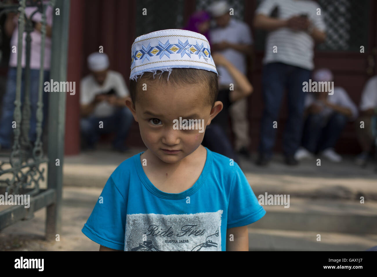 Peking, China. 6. Juli 2016. Kinder spielen am Niujie-Moschee, die Eid al-Fitr zu feiern. Muslime auf der ganzen Welt feiern das religiöse Fest Eid al-Fitr, die signalisiert das Ende des heiligen Fastenmonats Ramadan. Niujie Moschee ist die älteste Moschee in Peking und im 996 n. Chr. erbaut wurde. Bildnachweis: Jiwei Han/ZUMA Draht/Alamy Live-Nachrichten Stockfoto