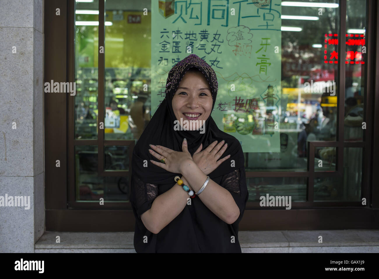 Peking, China. 6. Juli 2016. Muslime auf Niujie Straße, Eid al-Fitr zu feiern. Muslime auf der ganzen Welt feiern das religiöse Fest Eid al-Fitr, die signalisiert das Ende des heiligen Fastenmonats Ramadan. Niujie Moschee ist die älteste Moschee in Peking und im 996 n. Chr. erbaut wurde. Bildnachweis: Jiwei Han/ZUMA Draht/Alamy Live-Nachrichten Stockfoto