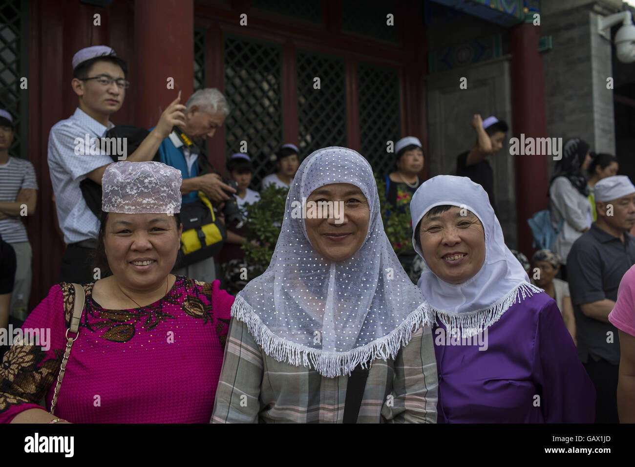 Peking, China. 6. Juli 2016. Muslime warten am Niujie-Moschee, die Eid al-Fitr zu feiern. Muslime auf der ganzen Welt feiern das religiöse Fest Eid al-Fitr, die signalisiert das Ende des heiligen Fastenmonats Ramadan. Niujie Moschee ist die älteste Moschee in Peking und im 996 n. Chr. erbaut wurde. Bildnachweis: Jiwei Han/ZUMA Draht/Alamy Live-Nachrichten Stockfoto