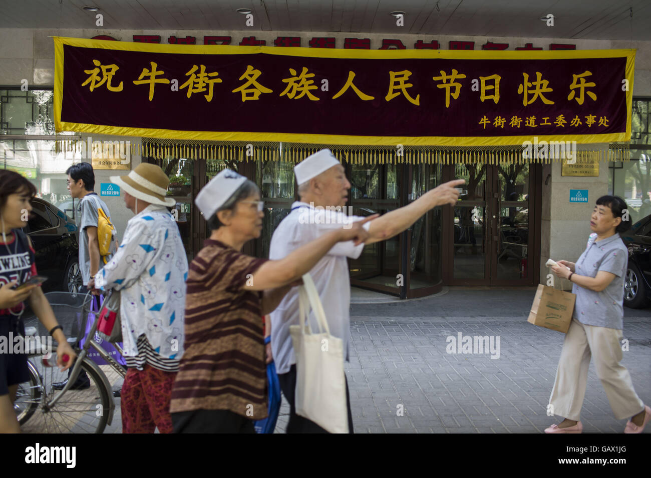 Peking, China. 6. Juli 2016. Muslime auf Niujie Straße, Eid al-Fitr zu feiern. Muslime auf der ganzen Welt feiern das religiöse Fest Eid al-Fitr, die signalisiert das Ende des heiligen Fastenmonats Ramadan. Niujie Moschee ist die älteste Moschee in Peking und im 996 n. Chr. erbaut wurde. Bildnachweis: Jiwei Han/ZUMA Draht/Alamy Live-Nachrichten Stockfoto