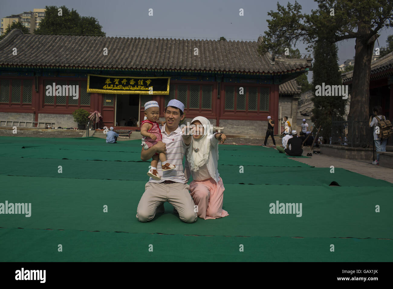 Peking, China. 6. Juli 2016. Eine muslimische Familie Fotos Niujie-Moschee, die Eid al-Fitr zu feiern. Muslime auf der ganzen Welt feiern das religiöse Fest Eid al-Fitr, die signalisiert das Ende des heiligen Fastenmonats Ramadan. Niujie Moschee ist die älteste Moschee in Peking und im 996 n. Chr. erbaut wurde. Bildnachweis: Jiwei Han/ZUMA Draht/Alamy Live-Nachrichten Stockfoto