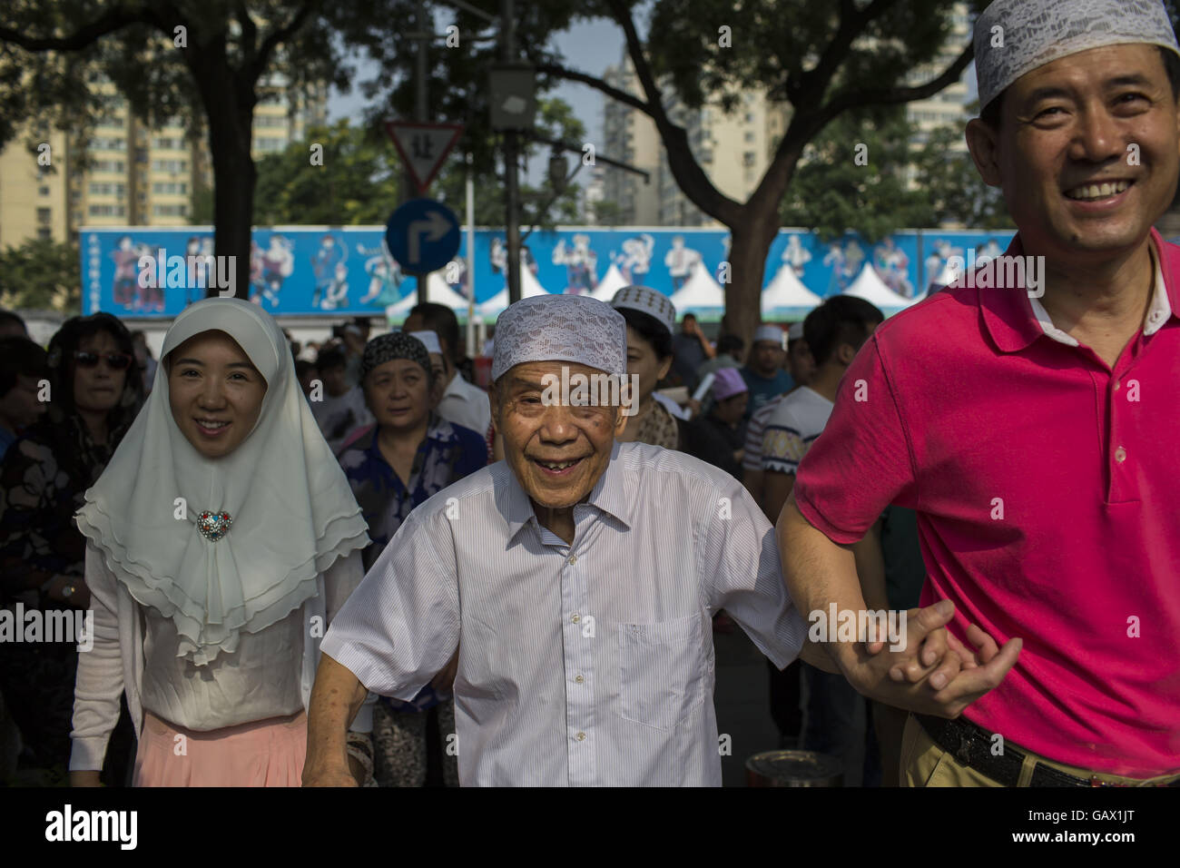 Peking, China. 6. Juli 2016. Eine muslimische Familie betritt der Niujie-Moschee, die Eid al-Fitr zu feiern. Muslime auf der ganzen Welt feiern das religiöse Fest Eid al-Fitr, die signalisiert das Ende des heiligen Fastenmonats Ramadan. Niujie Moschee ist die älteste Moschee in Peking und im 996 n. Chr. erbaut wurde. Bildnachweis: Jiwei Han/ZUMA Draht/Alamy Live-Nachrichten Stockfoto