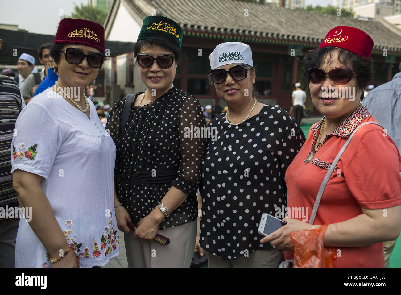Peking, China. 6. Juli 2016. Muslime warten am Niujie-Moschee, die Eid al-Fitr zu feiern. Muslime auf der ganzen Welt feiern das religiöse Fest Eid al-Fitr, die signalisiert das Ende des heiligen Fastenmonats Ramadan. Niujie Moschee ist die älteste Moschee in Peking und im 996 n. Chr. erbaut wurde. Bildnachweis: Jiwei Han/ZUMA Draht/Alamy Live-Nachrichten Stockfoto