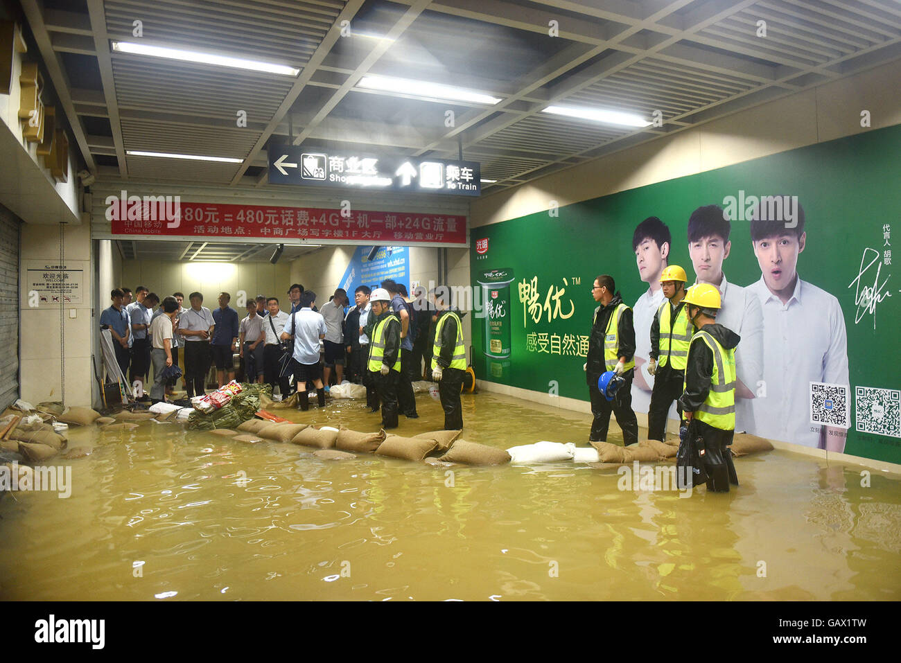 Wuhan, China Hubei Provinz. 6. Juli 2016. Flut verursacht der u-Bahnstation Zhongnan Straße außer Betrieb in Wuhan, der Hauptstadt der Provinz Zentral-China-Hubei, 6. Juli 2016. Ein Übernachtung Sturm nach tagelangem Regen hat stehender Verkehr, Senkung der Strom- und Wasserversorgung und Menschen in ihren Häusern in vielen Teilen von Wuhan, eine Metropole mit rund 10 Millionen Einwohner auf dem Yangtze Fluss gefangen. Bildnachweis: Xiong Qi/Xinhua/Alamy Live-Nachrichten Stockfoto