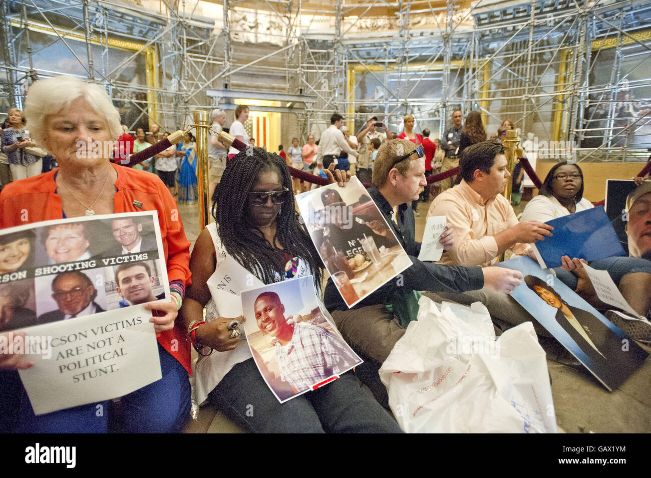 Washington, District Of Columbia, USA. 5. Juli 2016. Freunde und Familie, die Angehörigen um Gewalt Bühne Pistole ein Sit-in in der Rotunde des US-Kapitol in Washington, DC, wie Gesetzgeber nach der Fourth Of July-Aussparung am Dienstag, 5. Juli 2016 wieder verloren haben. Demonstranten fordert Kongress, reale Stimmen auf gesundem Menschenverstand Lösungen auf Waffengewalt, einschließlich universal Hintergrund prüft, und ein Sturmgewehr und Hochleistungs-Magazin Verbot zu nehmen. Bildnachweis: Ron Sachs/CNP © Ron Sachs/CNP/ZUMA Draht/Alamy Live-Nachrichten Stockfoto