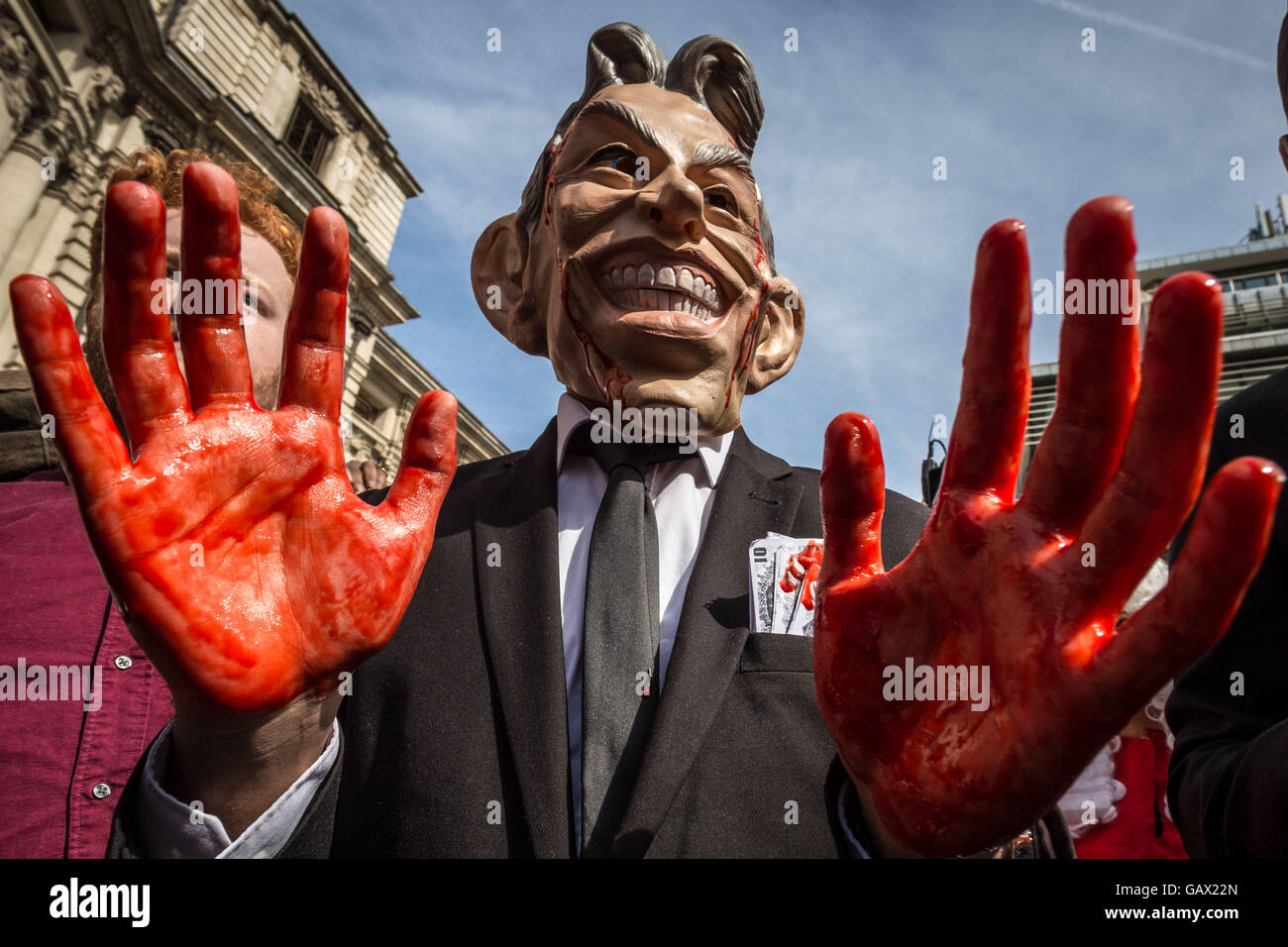 London, UK. 6. Juli 2016. Anti-Kriegs-Demonstranten außerhalb QEII Konferenzzentrum in Westminster als Sir John Chilcot seinen Bericht in den Irak stellt Krieg Credit: Guy Corbishley/Alamy Live News Stockfoto