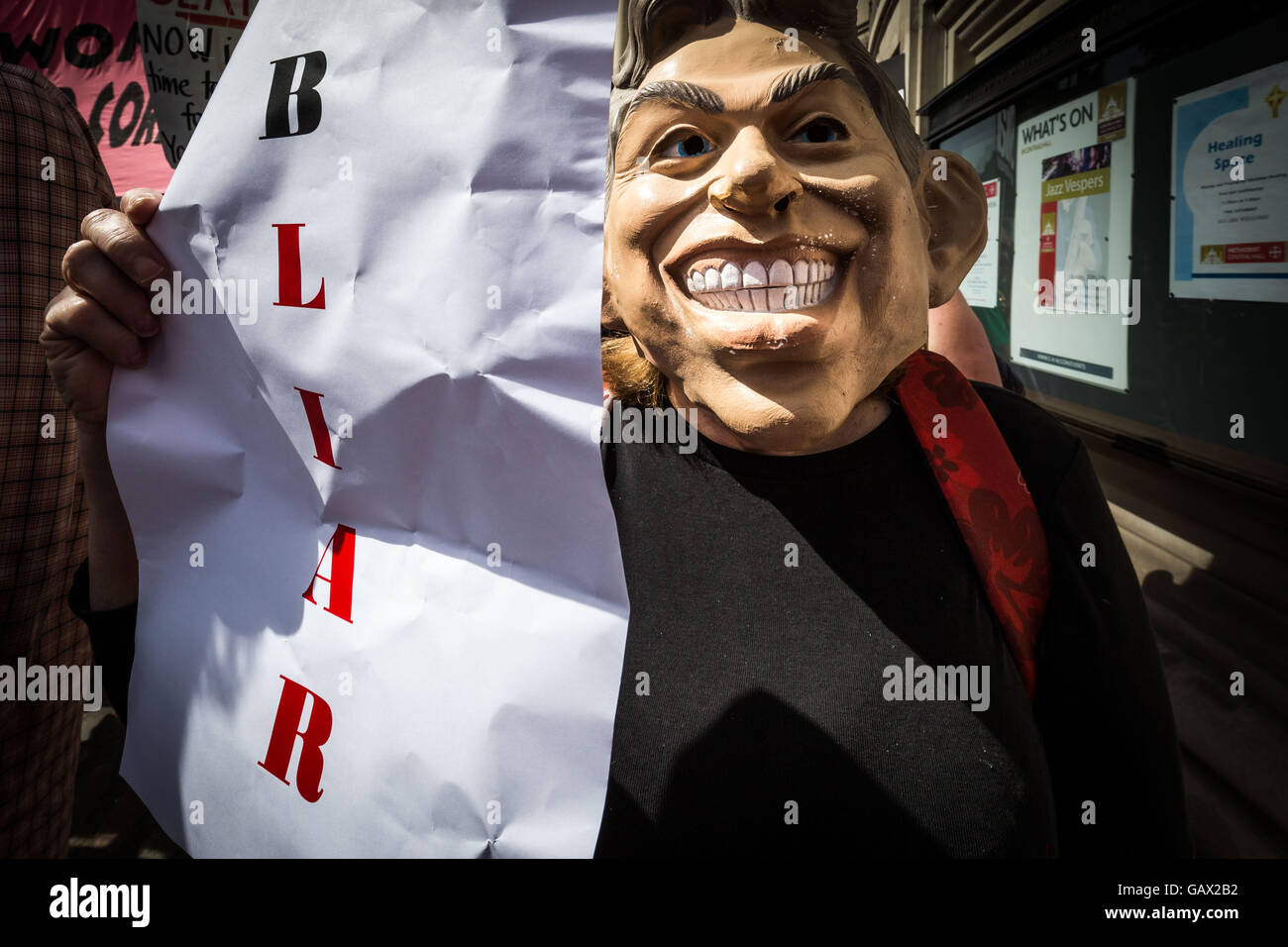 London, UK. 6. Juli 2016. Anti-Kriegs-Demonstranten außerhalb QEII Konferenzzentrum in Westminster als Sir John Chilcot seinen Bericht in den Irak stellt Krieg Credit: Guy Corbishley/Alamy Live News Stockfoto