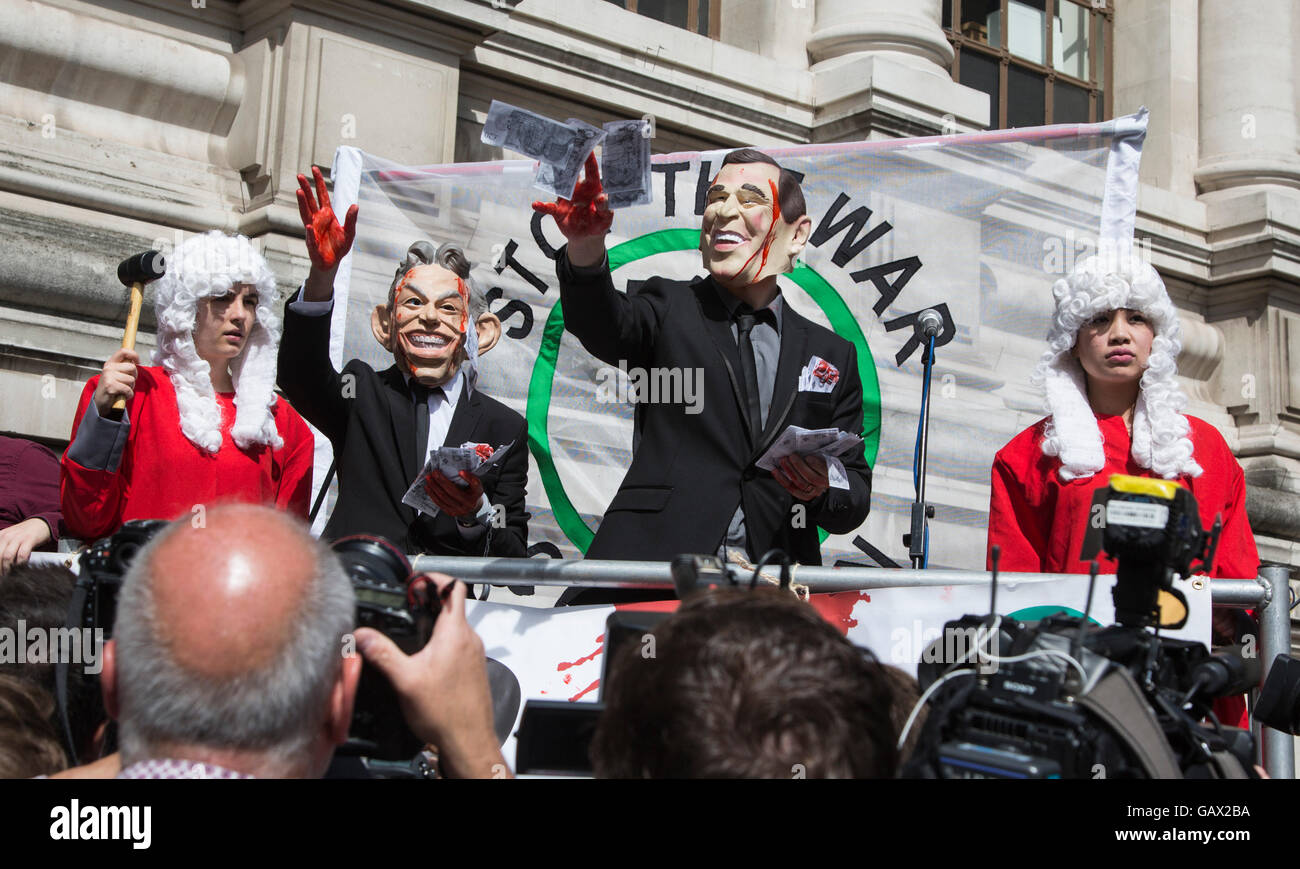 London, UK. 6. Juli 2016. Demonstranten mit Tony Blair und George Bush Gummimasken und blutigen Hände außerhalb der Queen Elizabeth II Conference Centre, London, wo die Veröffentlichung der Chilcot-Untersuchung in den Irak-Krieg stattfindet. Bildnachweis: Lebendige Bilder/Alamy Live-Nachrichten Stockfoto