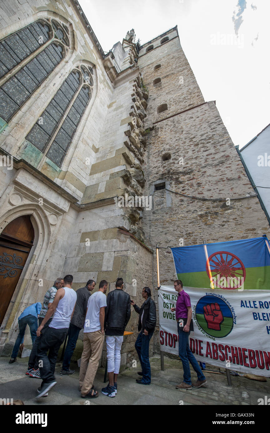 Regensburg, Deutschland. 6. Juli 2016. Die Kathedrale von St. Peter in Regensburg, Deutschland, 6. Juli 2016. Die Gruppe hat seit Dienstag für ein Bleiberecht und gegen die Einstufung der Balkan-Staaten als sicheres Herkunftsland protestiert. Die 45 Demonstranten forderten auch Kirche Heiligtum. Foto: Armin Weigel/Dpa/Alamy Live-Nachrichten Stockfoto