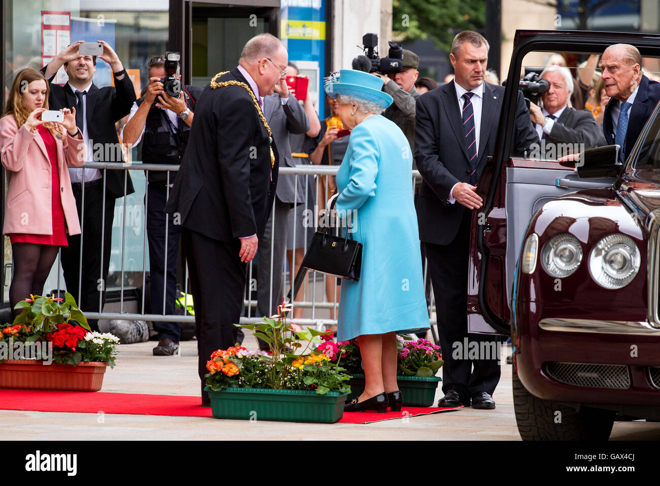 Dundee, Tayside, Scotland, UK. 6. Juli 2016. Ihre Majestät die Königin und seine königliche Hoheit Prinz Philip kommen bei den Handelskammern in den Stadtplatz heute während ihrer königlichen Besuch in Dundee. Sie wurden beide von Dundee es Lord Provost Bob Duncan [Links] getroffen, die ihrer Majestät Lord Lieutenant von der City of Dundee ist. Bildnachweis: Dundee Photographics / Alamy Live News Stockfoto