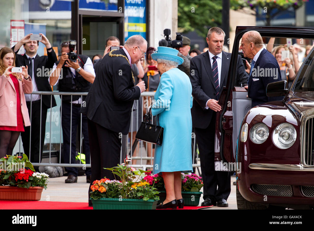 Dundee, Tayside, Scotland, UK. 6. Juli 2016. Ihre Majestät die Königin und seine königliche Hoheit Prinz Philip kommen bei den Handelskammern in den Stadtplatz heute während ihrer königlichen Besuch in Dundee. Sie wurden beide von Dundee es Lord Provost Bob Duncan [Links] getroffen, die ihrer Majestät Lord Lieutenant von der City of Dundee ist. Bildnachweis: Dundee Photographics / Alamy Live News Stockfoto