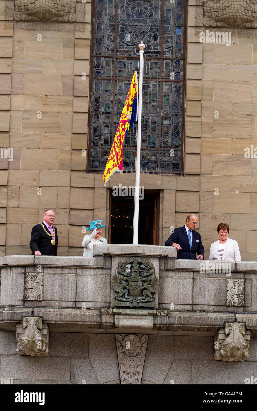 Dundee, Tayside, Scotland, UK. 6. Juli 2016. Ihre Majestät die Königin und seine königliche Hoheit Prinz Philip heute während ihrer königlichen Besuch in Dundee. Auf dem Balkon der Chambers Of Commerce mit ihrer Majestät, der Queen und Prinz Phillip ist Dundee es Lord Provost Bob Duncan [ganz links], die ihrer Majestät Lord Lieutenant von der Stadt von Dundee und Recht Lady Lord Provost [rechts] ist. Bildnachweis: Dundee Photographics / Alamy Live News Stockfoto