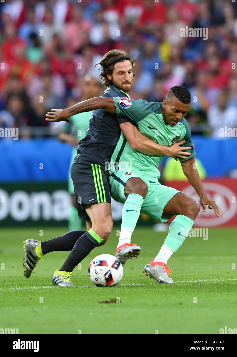 Lyon, Frankreich. 6. Juli 2016. Nani of Portugal (R) wetteifert mit Joe Allen von Wales während der Euro 2016 Halbfinalspiel zwischen Portugal und Wales in Lyon, Frankreich, 6. Juli 2016. Bildnachweis: Tao Xiyi/Xinhua/Alamy Live-Nachrichten Stockfoto