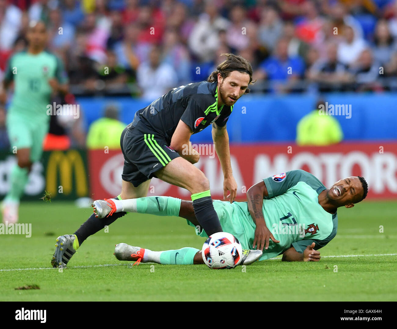Lyon, Frankreich. 6. Juli 2016. Nani of Portugal (R) wetteifert mit Joe Allen von Wales während der Euro 2016 Halbfinalspiel zwischen Portugal und Wales in Lyon, Frankreich, 6. Juli 2016. Bildnachweis: Tao Xiyi/Xinhua/Alamy Live-Nachrichten Stockfoto