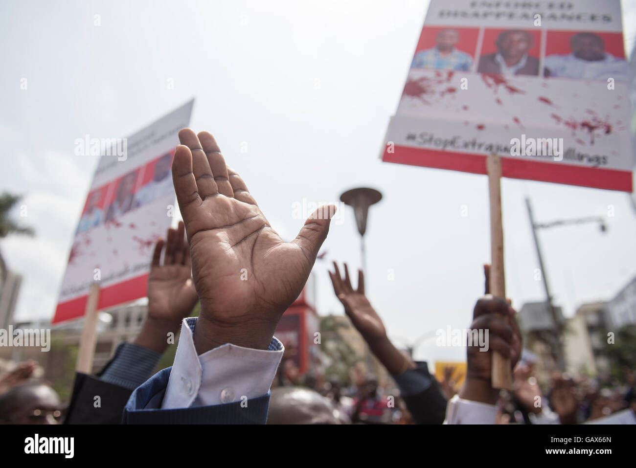 (160706)--NAIROBI, 6. Juli, 2016(Xinhua)--kenianischen Anwälte protestieren gegen außergerichtliche Tötungen von drei Männern, darunter auch Rechte Rechtsanwalt Willie Kimani fordern den Rücktritt von Innenminister Kabinett Joseph Nkaissery, Generalinspekteur der Polizei Joseph Boinet und seinem Stellvertreter Samuel Arachi in Nairobi, Kenia, 6. Juli 2016. Mehr als 5.000 kenianischen Rechtsanwälte begann einen fünftägiges Boykott eines gerichtlichen Verfahrens am Montag aus Protest über die Ermordung ihres Kollegen. (Xinhua/so Ruibo) Stockfoto