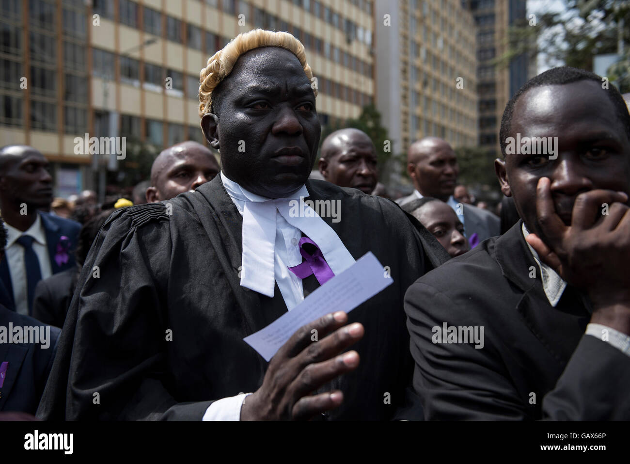 (160706)--NAIROBI, 6. Juli, 2016(Xinhua)--kenianischen Anwälte protestieren gegen außergerichtliche Tötungen von drei Männern, darunter auch Rechte Rechtsanwalt Willie Kimani fordern den Rücktritt von Innenminister Kabinett Joseph Nkaissery, Generalinspekteur der Polizei Joseph Boinet und seinem Stellvertreter Samuel Arachi in Nairobi, Kenia, 6. Juli 2016. Mehr als 5.000 kenianischen Rechtsanwälte begann einen fünftägiges Boykott eines gerichtlichen Verfahrens am Montag aus Protest über die Ermordung ihres Kollegen. (Xinhua/so Ruibo) Stockfoto