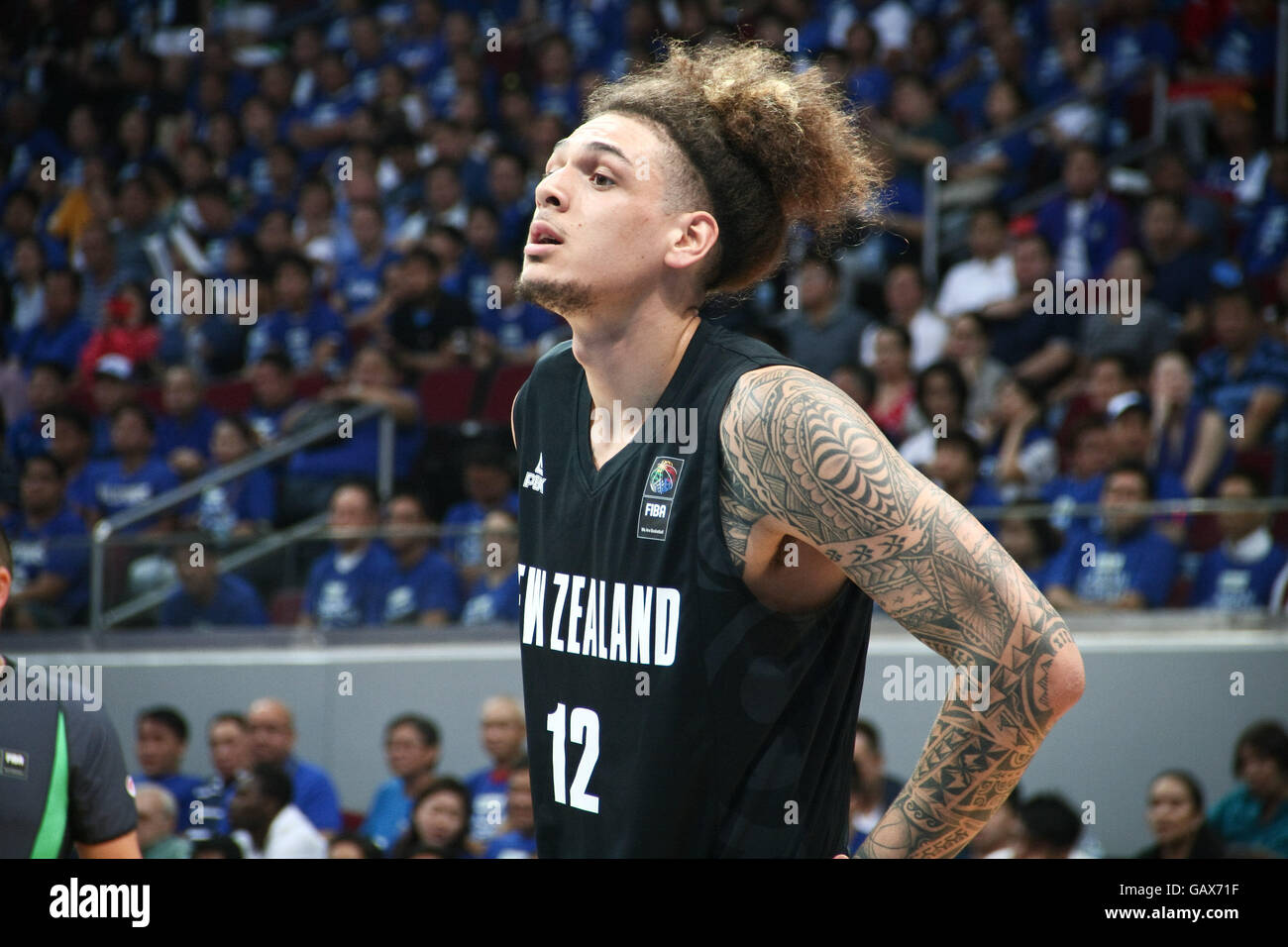 Philippinen. 6. Juli 2016. Isaac Fotu blickt auf nach auf ein Foul aufgerufen wird. Neuseeland und den Philippinen kämpfte es auf dem Hartplatz der Mall von Asien Arena in Pasay City für die FIBA Olympischen Qualifikationsturnier. Neuseeland gewann mit 89 Punkten, den Philippinen, 80. © J Gerard Seguia/ZUMA Draht/Alamy Live-Nachrichten Stockfoto