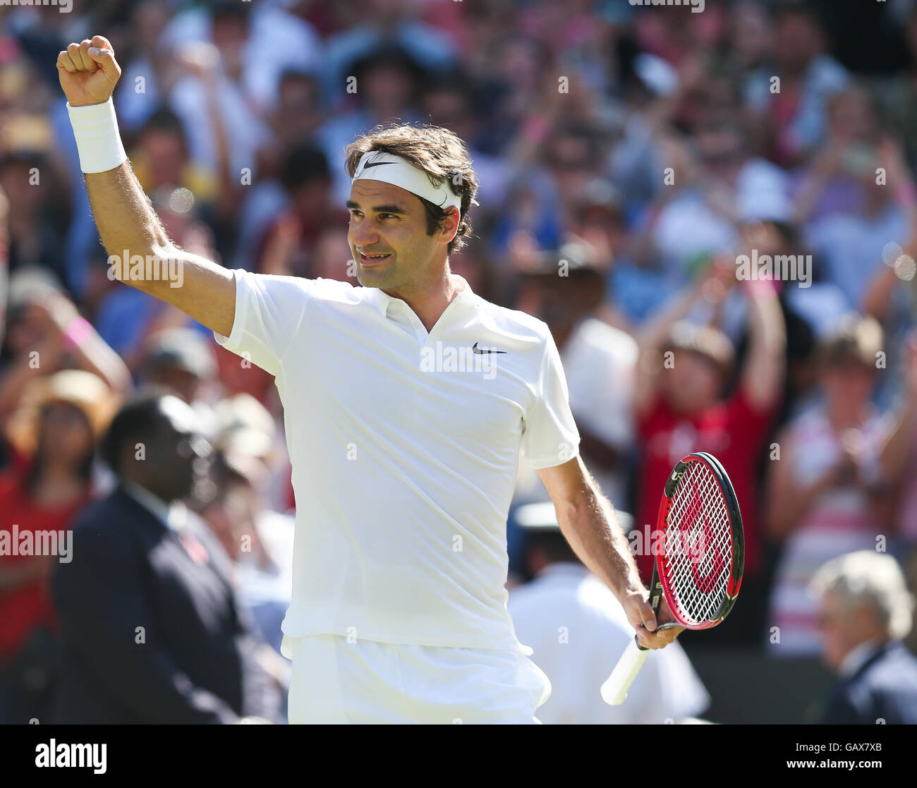 London, UK. 6. Juli 2016. Roger Federer der Schweiz feiert nach der Herren Einzel Viertelfinale mit Marin Cilic Kroatien am Tag 9 bei den Meisterschaften Wimbledon 2016 in London, Großbritannien am 6. Juli 2016. Bildnachweis: Han Yan/Xinhua/Alamy Live-Nachrichten Stockfoto