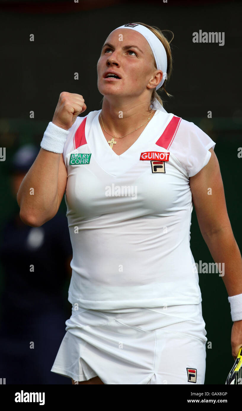 Svetlana Kuznetsova feiert den Sieg gegen Mathilde Johansson während der Wimbledon Championships 2008 im All England Tennis Club in Wimbledon. Stockfoto