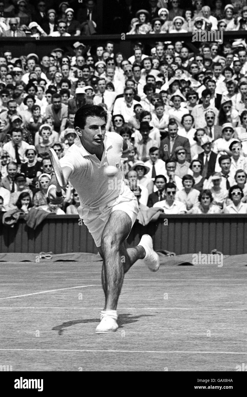 Tennis - Wimbledon Championships - Herreneinzel - Finale - Ashley Cooper gegen Neale Fraser. Ashley Cooper streckt sich, um den Ball zurückzugeben Stockfoto