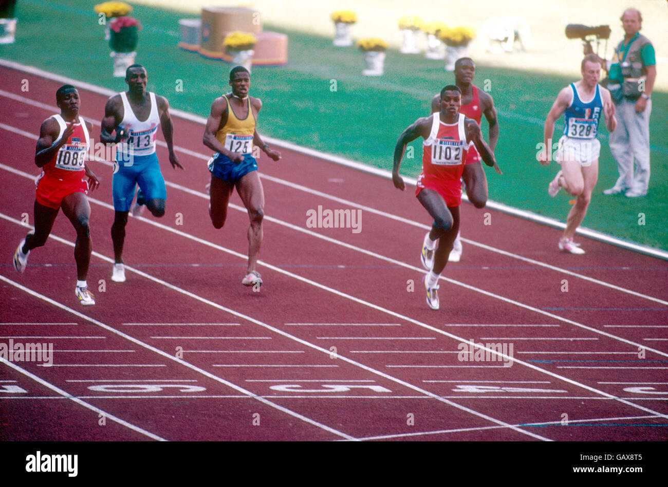 Der US-Amerikaner Joe DeLoach (l) gewinnt Gold vor dem US-Amerikaner Carl Lewis (3. R, Silber), dem Brasilianer Robson da Silva (3. L, Bronze), dem Briten Linford Christie (2. L), dem Kanadier Atlee Mahorn (2. R) und dem Franzosen Gilles Queneherve (r) Stockfoto