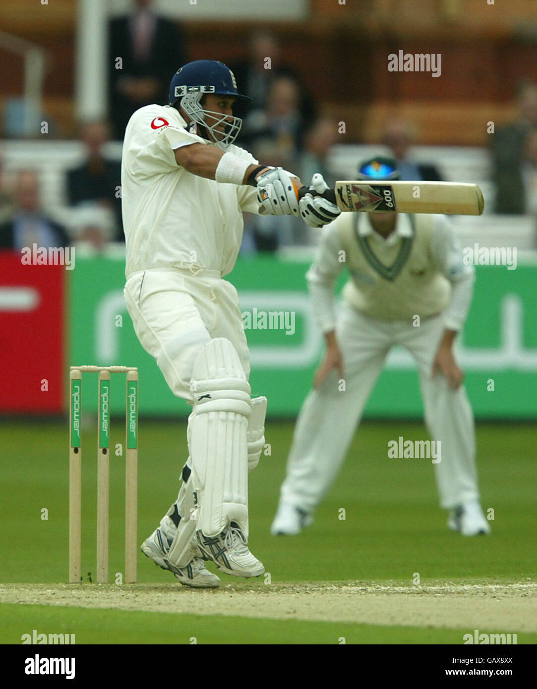 Cricket - England - Simbabwe - erster npower-Test. Englands Mark Butcher schlägt zu Stockfoto