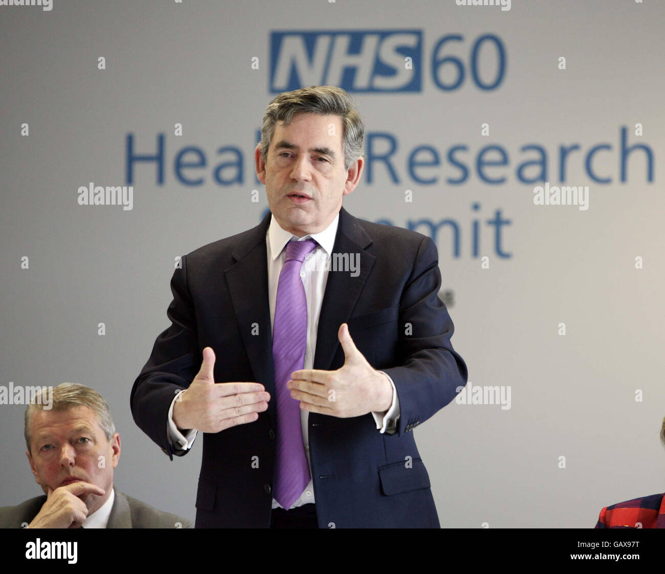 Premierminister Gordon Brown, flankiert vom Heath-Sekretär Alan Johnson, spricht während seines Besuchs im Royal Brompton Hospital auf dem NHS 60 Health Research Summit. Stockfoto