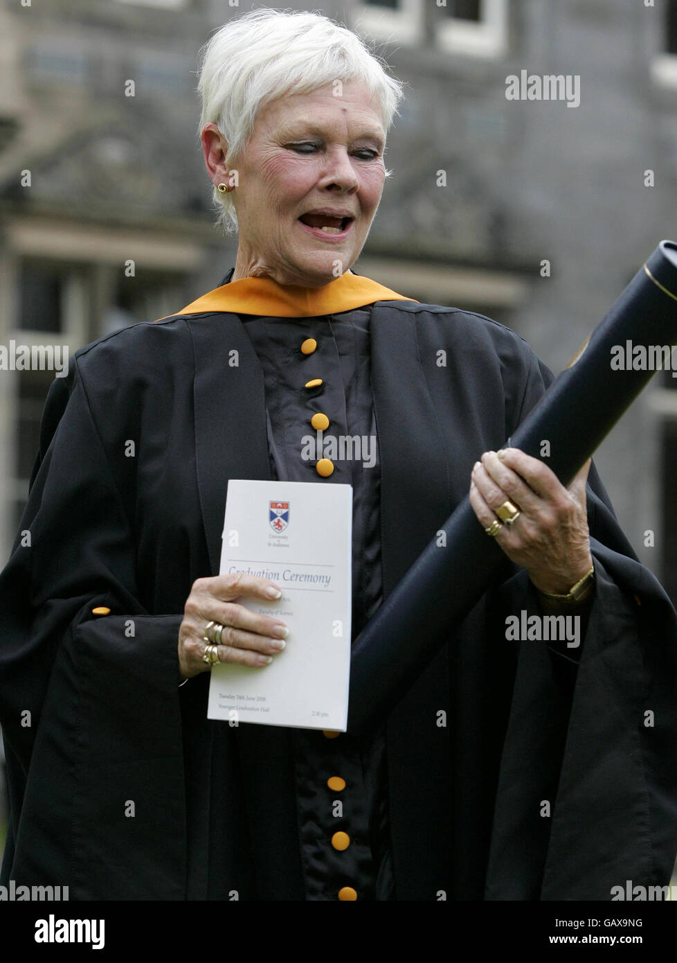 Dame Judi erhält Ehrendoktorwürde Stockfoto