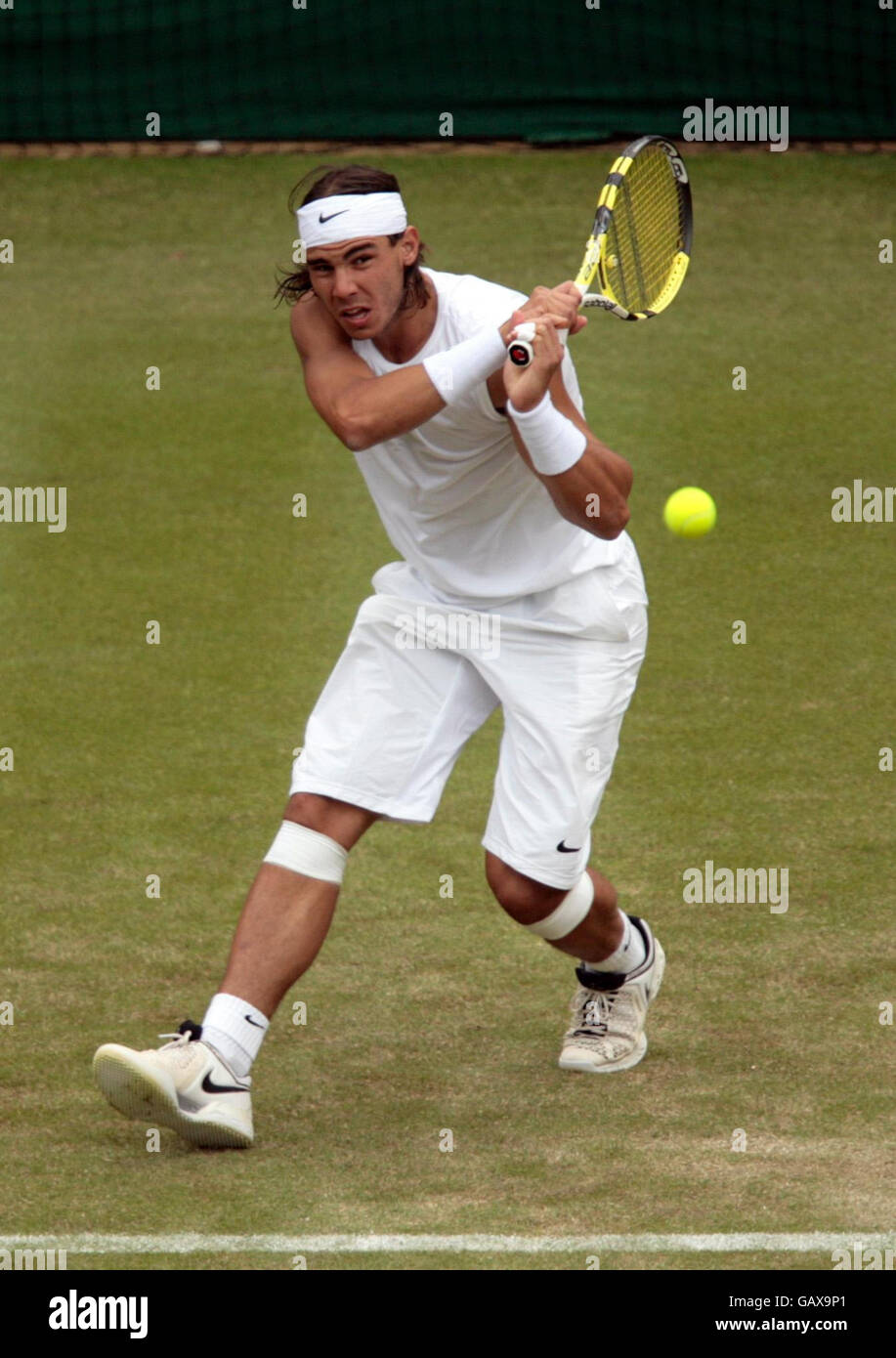 Der Spanier Rafael Nadal kehrt bei den Wimbledon Championships 2008 im All England Tennis Club in Wimbledon zu Andreas Beck zurück. Stockfoto