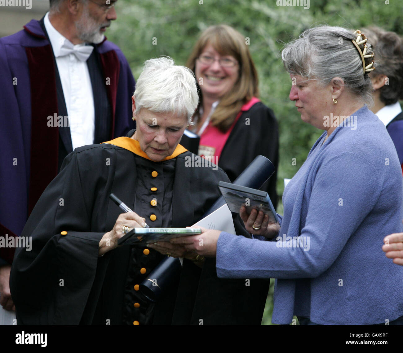 Dame Judi erhält Ehrendoktorwürde Stockfoto