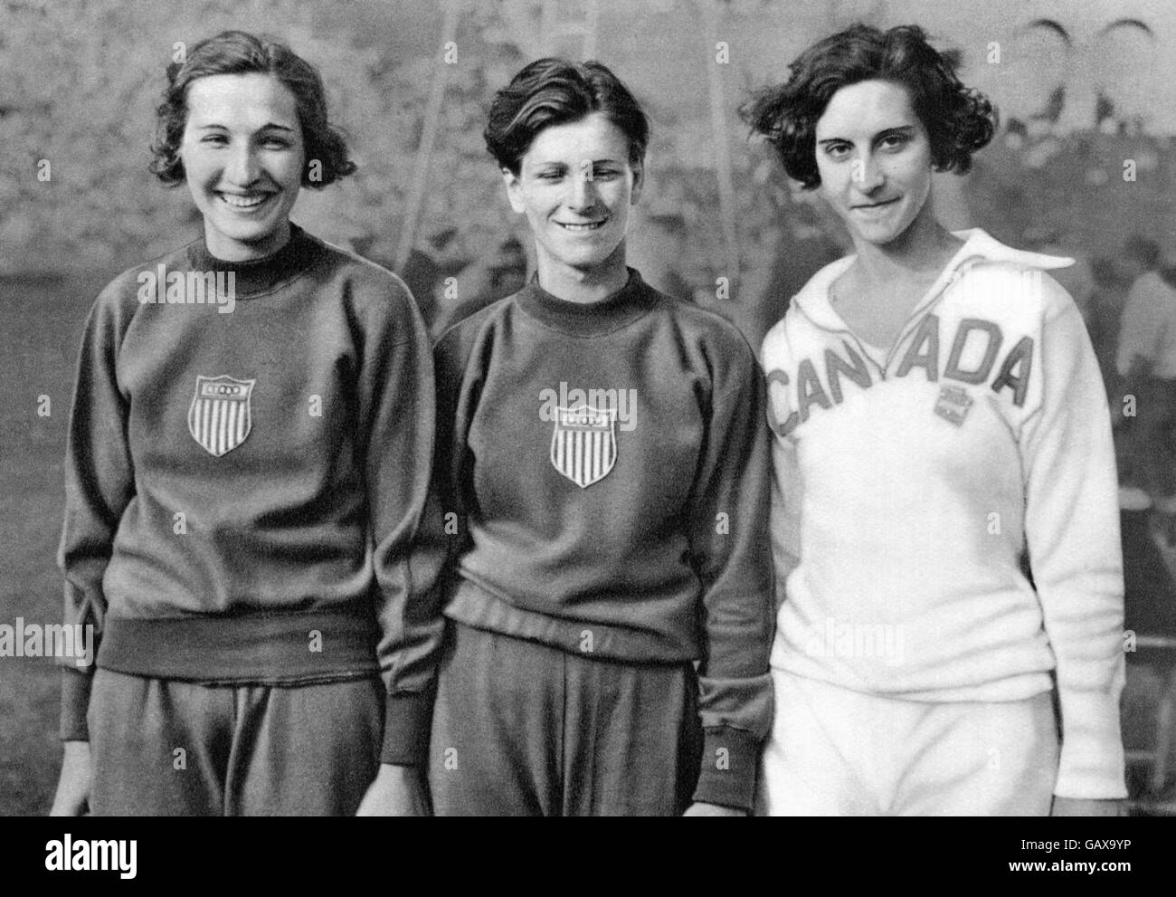 (L-R) die Medaillengewinner im Hochsprung: Der US-Amerikaner Jean Shiley (Gold), der US-Amerikaner Mildred 'Babe' Didrikson (Silber) und Kanadas Eva Dawes (Bronze). Shiley und Didrikson sprangen beide einen Weltrekord von 1,65 m, aber das Gold ging an Shiley, nachdem Beamte entschieden hatten, dass Didriksons Stil im Stechen um Gold illegal war Stockfoto