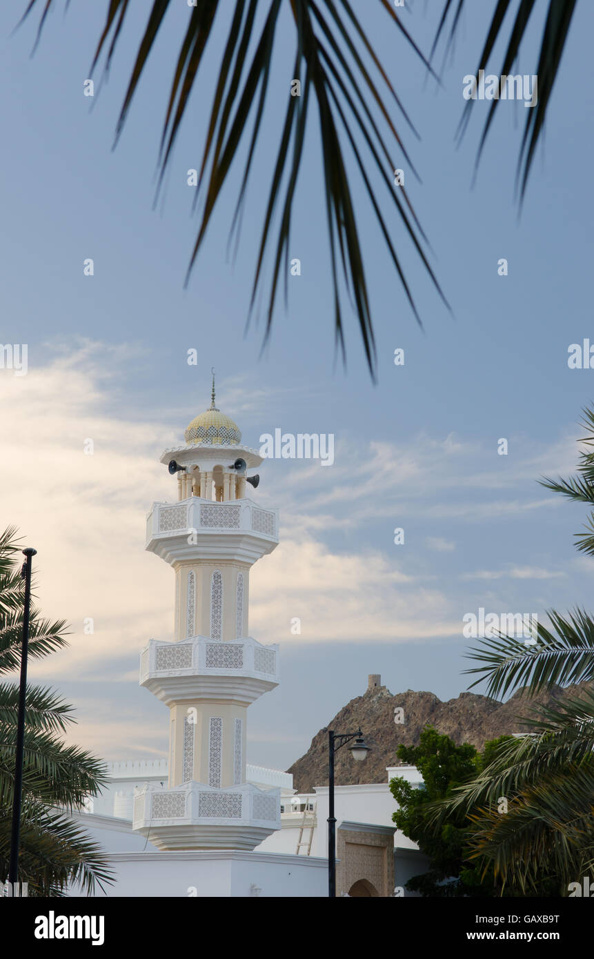 Minarett, umrahmt von Palmenwedel in der Nähe von Palace Bereich Muscat Oman Stockfoto