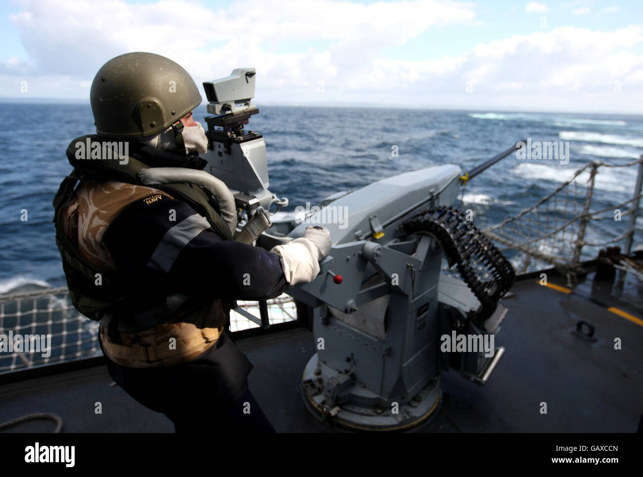Ein Segler der Royal Navy an Bord von HMS Cumberland, der ein Maschinengewehr anführt. Stockfoto