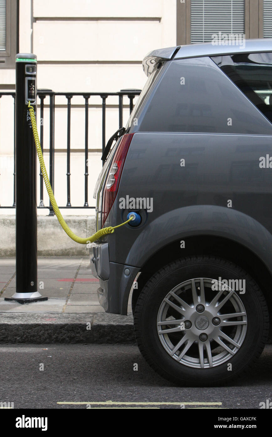 Ein Elektroauto wird von einem Saftpunkt auf der Wilton Street aufgeladen. Westminster Council hat jetzt 12 Juice Points, damit Besitzer von Elektrofahrzeugen ihre Autos aufladen können. Stockfoto