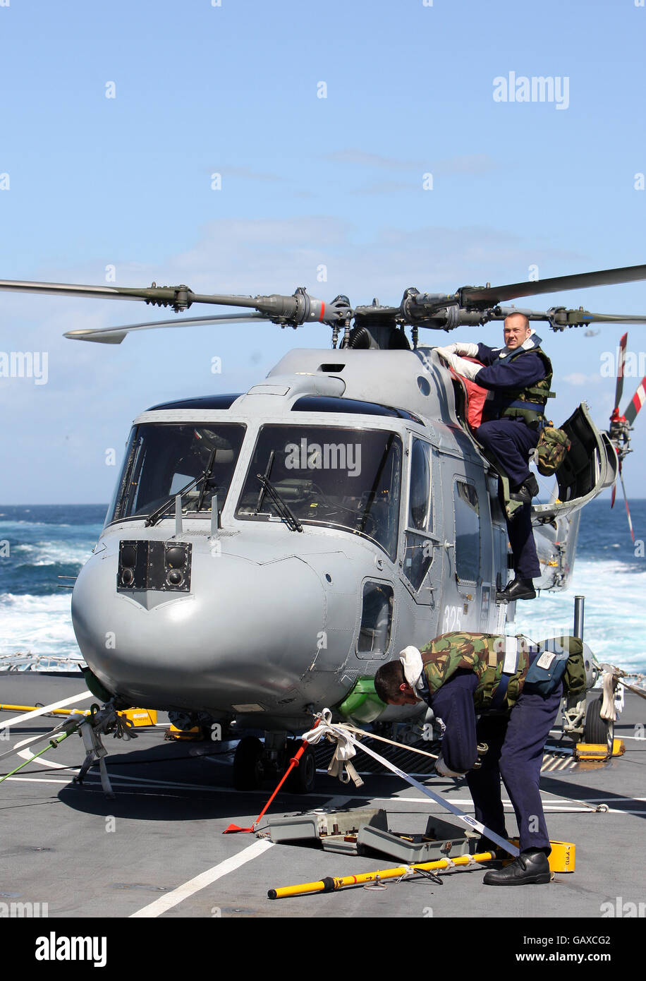 Ingenieure der Royal Navy arbeiten an einem Lynx Hubschrauber an Bord von HMS Cumberland. Stockfoto