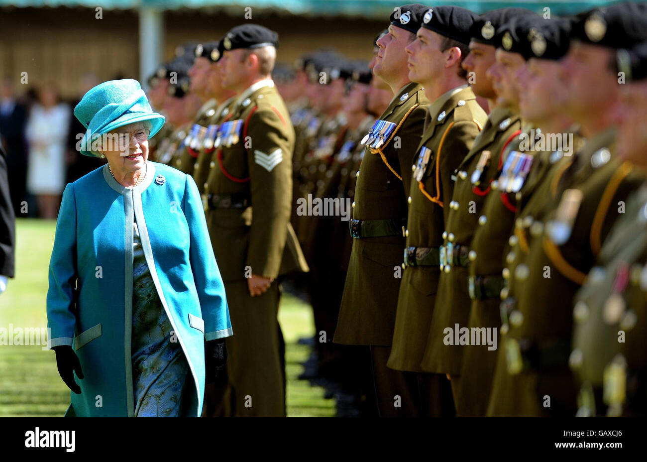 Die Königin wird während der Präsentation der neuen Standards beim Royal Tank Regiment im Garten des Buckingham Palace abgebildet. Stockfoto