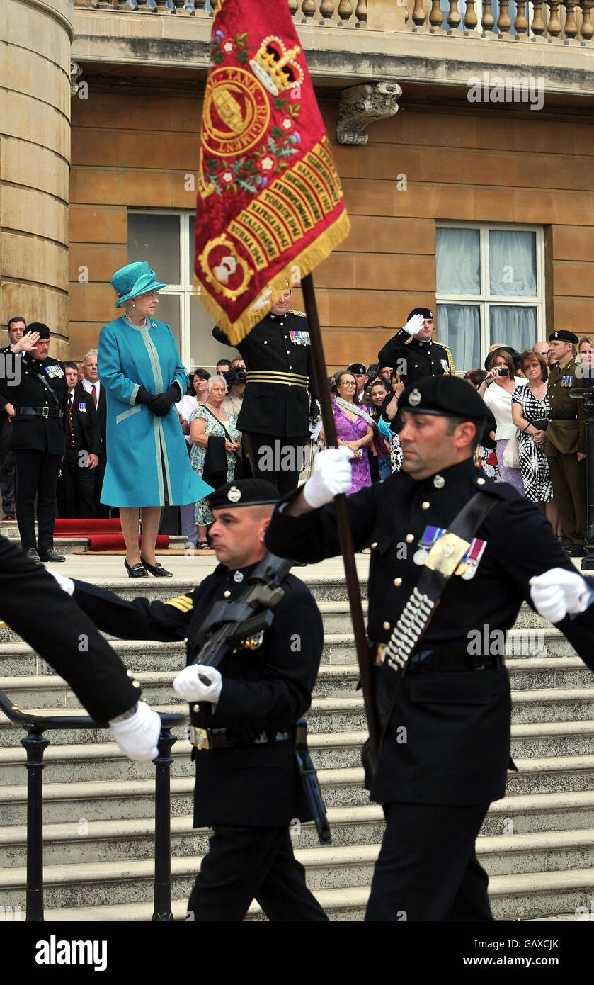 Die Königin im Bild bei der Präsentation der neuen Standards für das Royal Tank Regiment im Garten des Buckingham Palace. Stockfoto