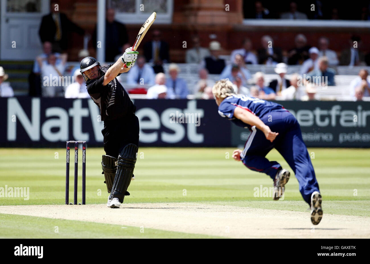 Cricket - NatWest Series - Fifth One Day International - England - Neuseeland - Lord's. Scott Styris aus Neuseeland trifft sich in seinen Innings von 87 während der NatWest Series One Day International in Lord's, London. Stockfoto