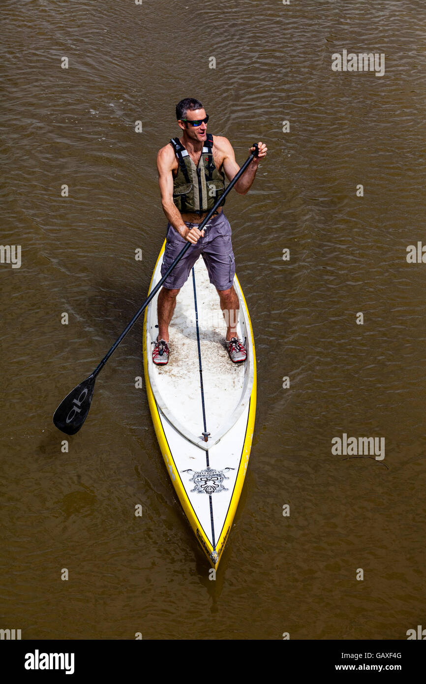 Stand Up Paddle-Boarding am Fluss Ouse, Lewes, Sussex, Großbritannien Stockfoto