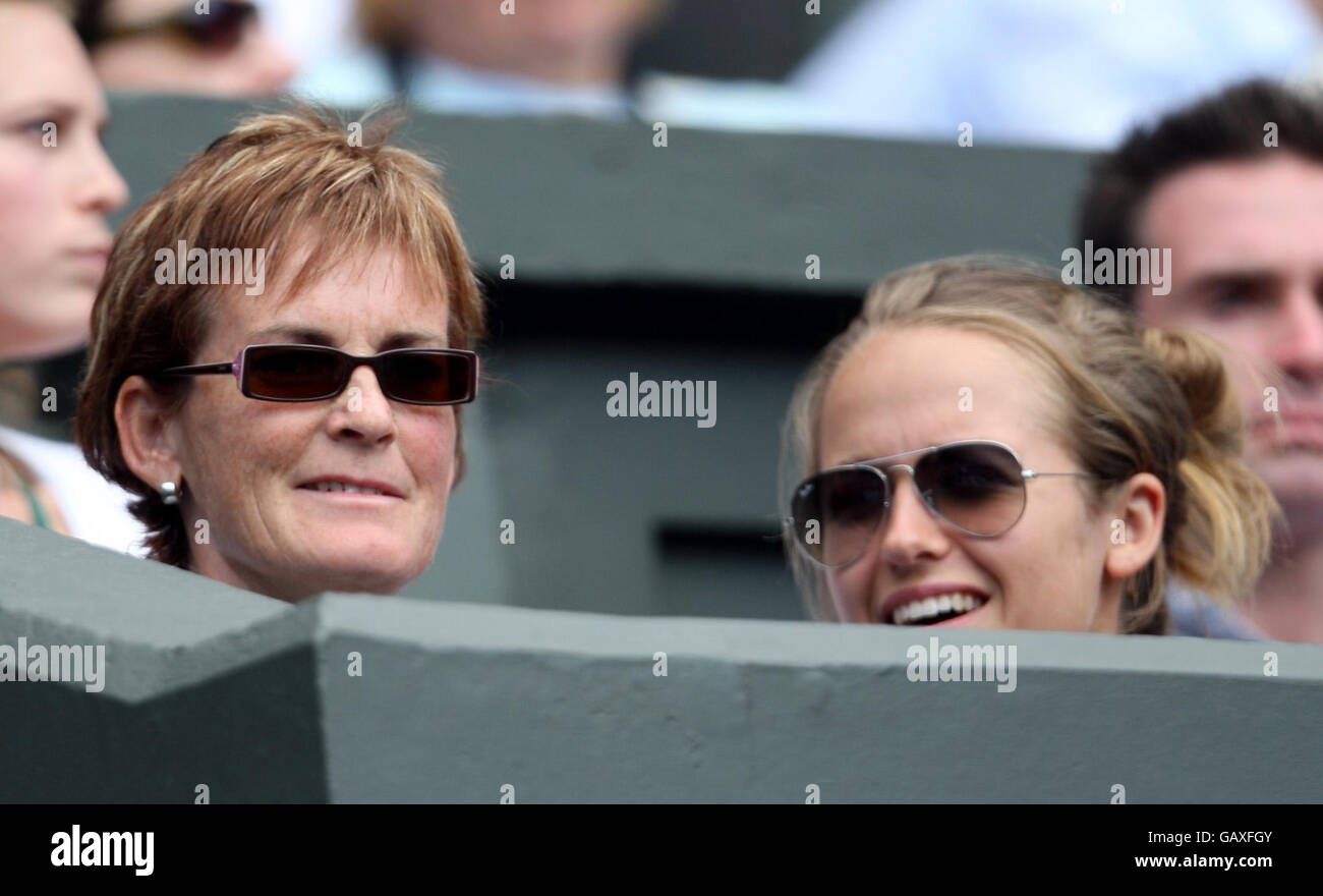 Die Mutter Judy (l.) von Andy Murray aus Großbritannien und seine Freundin Kim während der Wimbledon Championships 2008 im All England Tennis Club in Wimbledon. Stockfoto