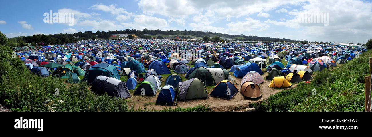 Ein zusammengesetztes Panorama, das Zelte auf einem Campingfeld neben der alten Eisenbahnlinie hinter der anderen Etappe am zweiten Tag des Glastonbury Festivals, Somerset, zeigt. Stockfoto