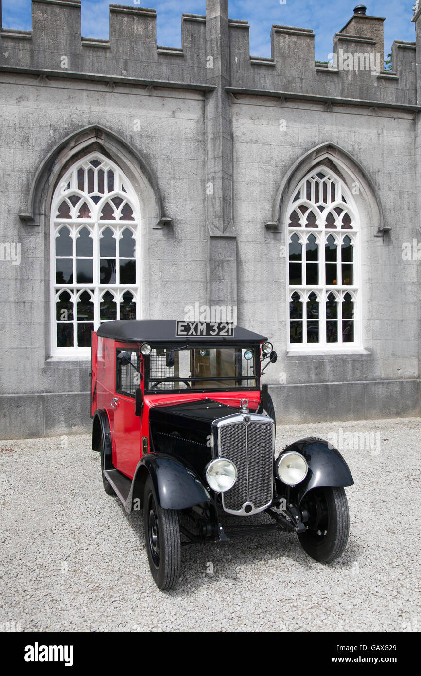 1938 30s Royal Mail classic vintage Red Morris Minor; Morris Minor External Linesman Utility Van. Alte Oldtimer in Leighton Hall, Carnforth, Lancashire, Lakeland Classic Car Rally. Stockfoto