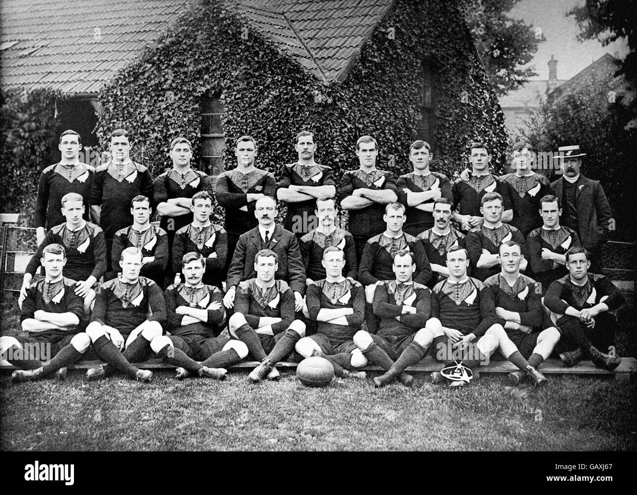 Die Neuseeländer für ihre Tour 1905-06: (Hintere Reihe, l-r) John Corbett, Massa Johnston, Bill Cunningham, Frederick Newton, George Nicholson, Bronco Seeling, O Sullivan, Alex McDonald, Duncan McGregor, James Duncan; (mittlere Reihe, l-r) Eric Harper, Billy Wallace, Billy Stead, manager George Dixon, Kapitän Dave Gallaher, Jimmy Hunter, George Gillett, Frank Glasgow, William Mackrell; (erste Reihe, l-r) Steve Casey, Bunny Abbot, George Smith, Fred Roberts, Mona Thomson, Simon Mynott, General Booth, George Tyler, Bob Deans Stockfoto