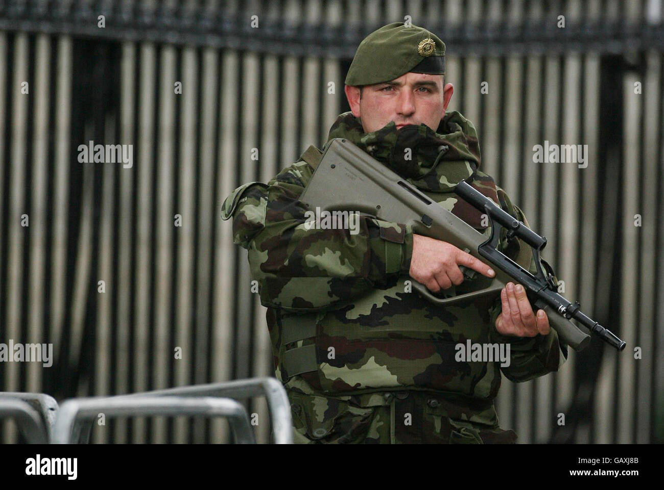 Ein Mitglied der irischen Verteidigungsstreitkräfte, das vor dem Dubliner Sonderstrafgericht Wache genommen hat, wo fünf Männer terroristischen Vergehen ausgesetzt waren. Stockfoto