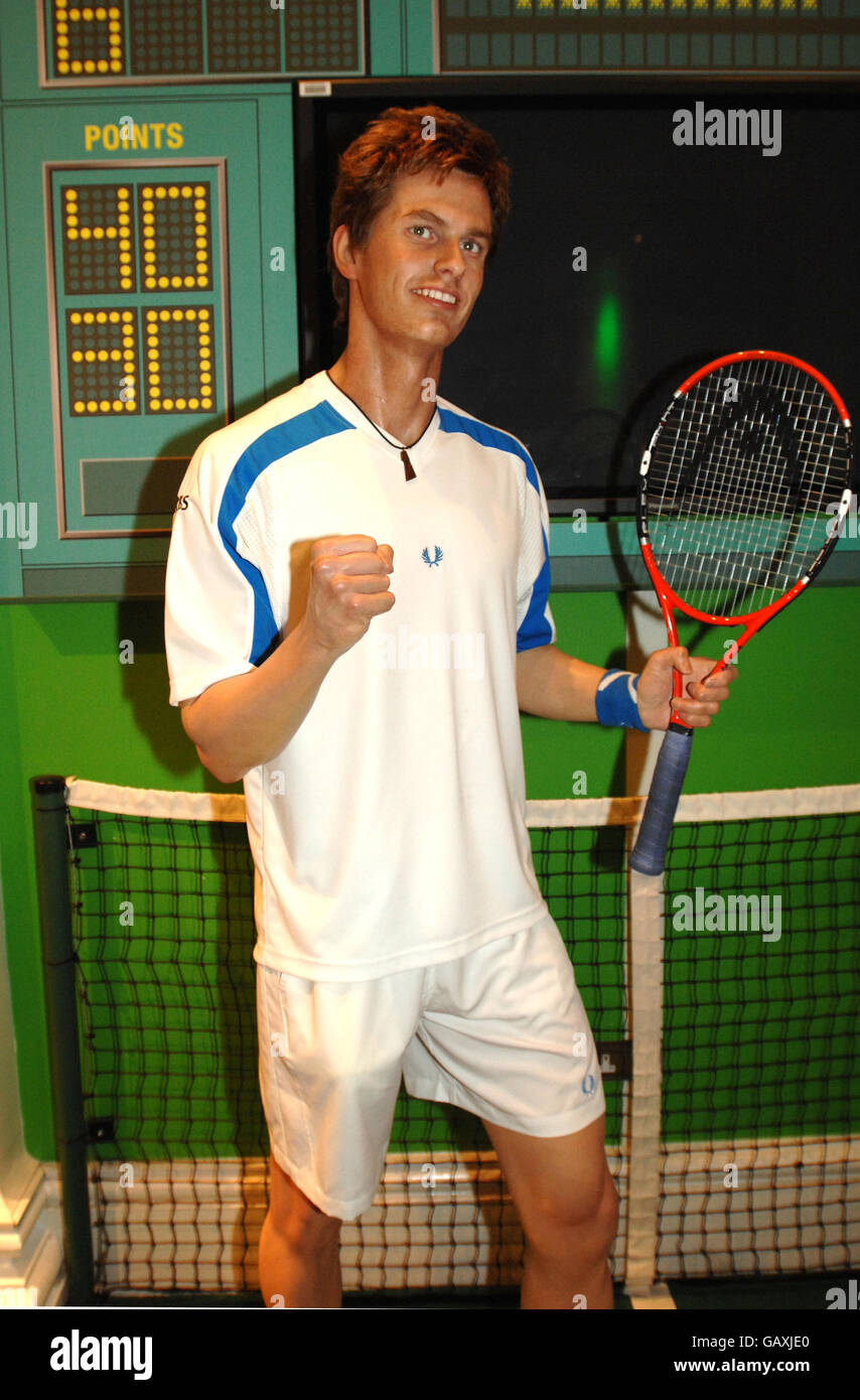 Wimbledon Tennis Fans posieren für Bilder mit einem Wachsfigurenkabinett des britischen Tennisspielers Andy Murray im Madame Tussauds im Zentrum von London. Stockfoto