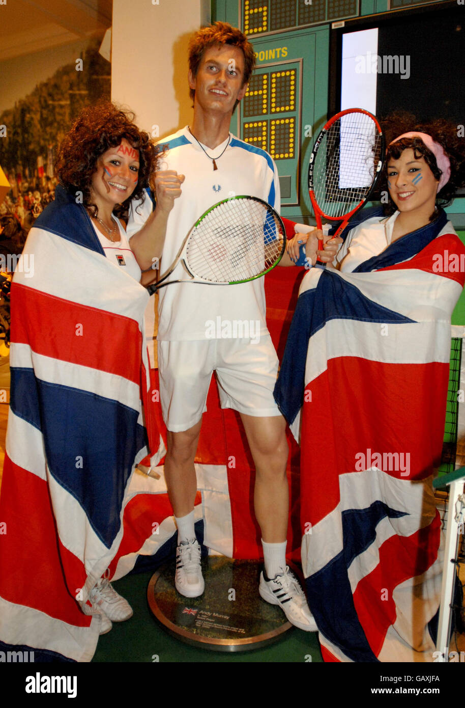 Wimbledon Tennis Fans posieren für Bilder mit einem Wachsfigurenkabinett des britischen Tennisspielers Andy Murray im Madame Tussauds im Zentrum von London. Stockfoto