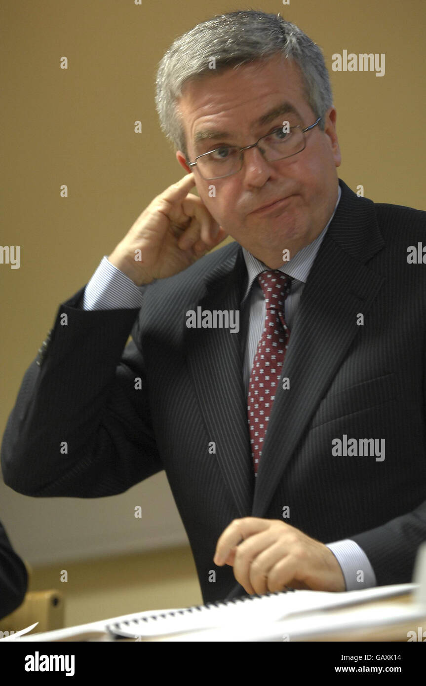 Henry Toner QC, Vorsitzender des Überprüfungsgremiums bei der Pressekonferenz, die die Veröffentlichung des Berichts über eine unabhängige Untersuchung der Umstände des Brandes ankündigte, bei dem im vergangenen November alle sieben Mitglieder der Familie McEIhill in Omagh ums Leben kamen. Stockfoto